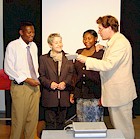 Bild 2: Den frsta dvd:n verlmnades till Rwanda-gruppen: Evariste Habiyakare (Rwanda), Vivan Storlund (Finland), Laurence Ngiliyambere (Rwanda) och Gerd-Peter Lcke (Tyskland)